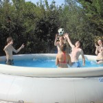 Jeux d'eau à la piscine du gite de groupe en famille avec ses cousins