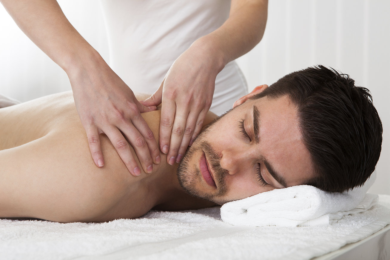 Massage pour homme de 40 ans par esthéticienne diplômée à la Maison Bleue