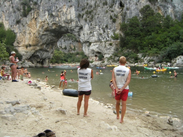 Baignade au pied du pont d'arc. Plage surveillée sur l'Ardèche