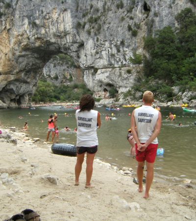 Baignades en rivière en Ardèche en été autour de la Maison Bleue