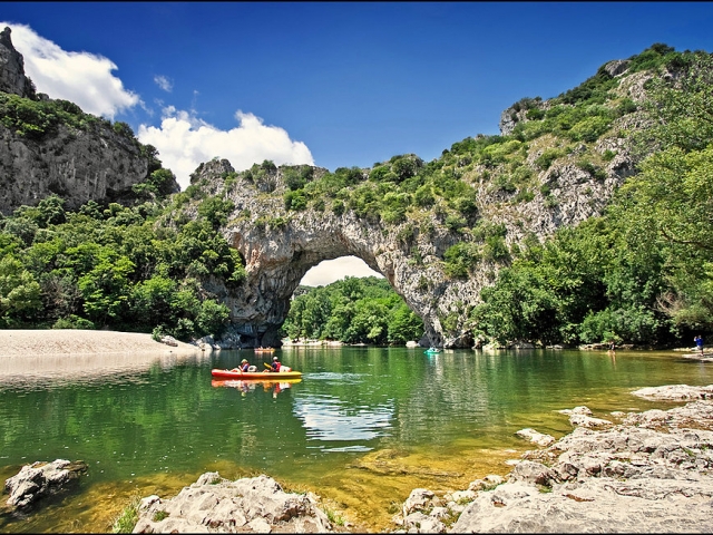 Baignade au pied du pont d'arc. Plage surveillée sur l'Ardèche