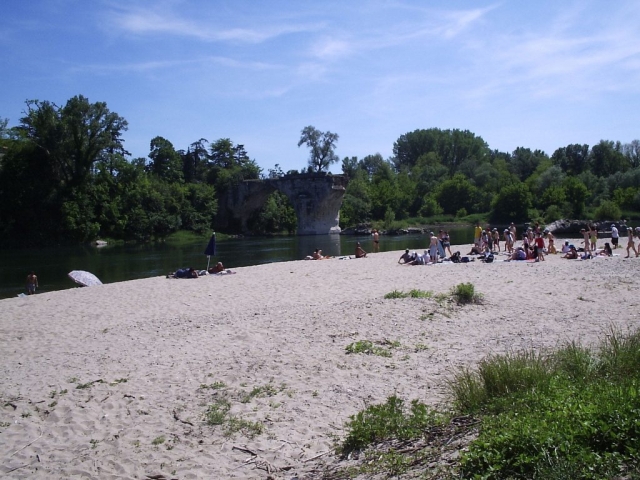 Baignade à Saint Just d'Ardèche, plage du pont cassé, rivière Ardèche