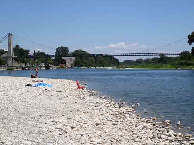 Baignade à Saint Martin d'Ardèche, sur la plage de Sauze (1)