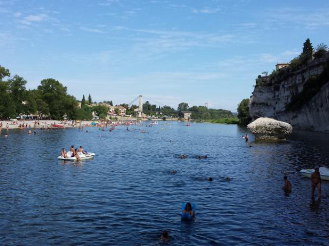 Baignade à Saint Martin d'Ardèche, sur la plage de Sauze (1)