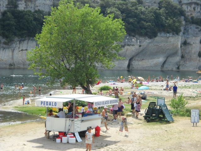 Baignade à Saint Martin d'Ardèche, sur la plage de Sauze
