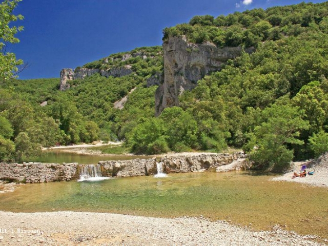 Trou du loup sur l'Ibie, plage de galets.