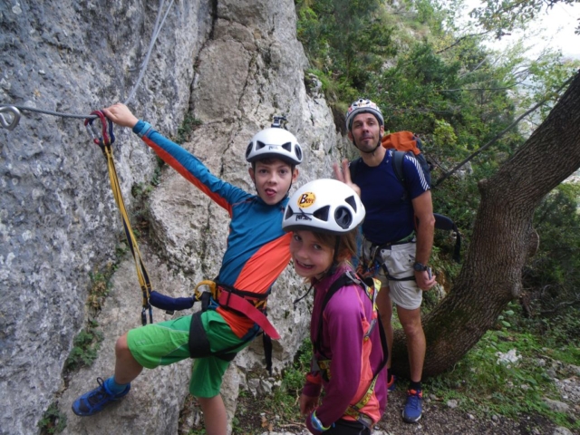 Escalade sur paroi naturelle en famille