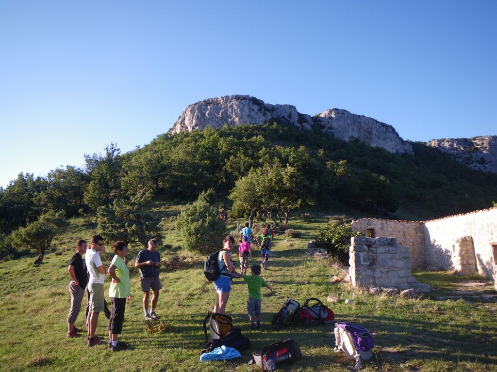 Randonnée entre amis au pied de la Dent de Retz en Ardèche