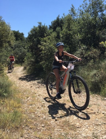 Pratique du VTT électrique autour de la Maison Bleue