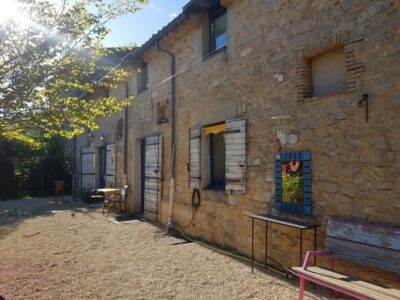 Cour de la Maison Bleue - gîte de 20 personnes en Ardèche La cour de la Maison Bleue - Gîte de 20 personnes en Ardèche