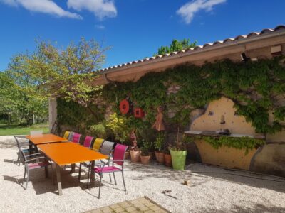 Cour de la Maison Bleue pour 20 personnes La cour de la Maison Bleue - Gîte de 20 personnes en Ardèche