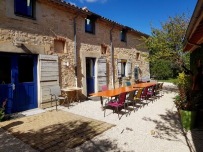 Cour et façade de la Maison Bleue La cour de la Maison Bleue - Gîte de 20 personnes en Ardèche