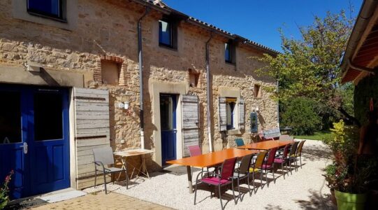 cropped-Cour-et-facade-de-la-Maison-Bleue.jpg La cour de la Maison Bleue - Gîte de 20 personnes en Ardèche